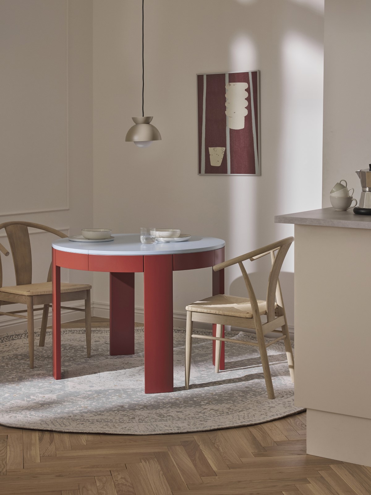 Il tavolo Samos di Westwing Collection può essere facilmente allungato grazie ad una piastra centrale integrata: le due piastre esterne vengono allontanate mentre la piastra centrale, che si trova sotto, viene automaticamente spostata verso l'alto. È adatto per due persone senza estensione e per quattro persone una volta aperto. Le gambe sono in legno di faccio massiccio, mentre il piano è un pannello di fibra a media densità (MDF) laccato. Misure D 100 – 140 cm, H 75 cm. Prezzo 1.149 euro. www.westwing.it