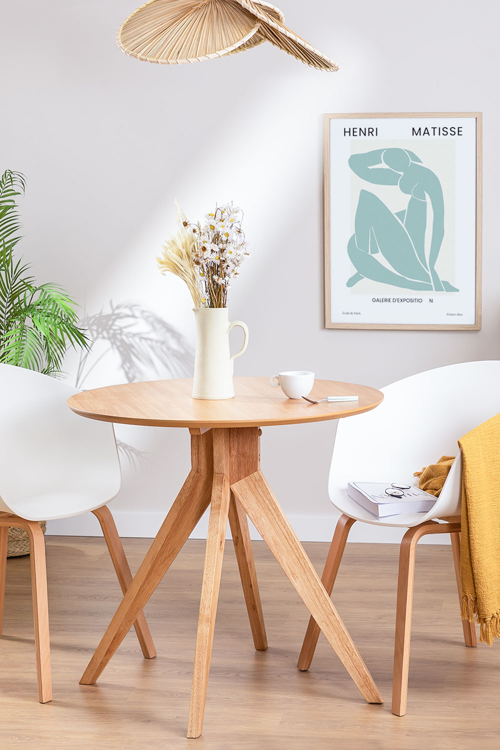 Sekiz di Sklum è un tavolo rotondo realizzato in legno di gomma. Il suo color legno naturale conferisce stile, personalità ed eleganza al prodotto. Grazie al suo diametro di 80 centimetri può essere inserito anche in ambienti poco spaziosi, ospitando fino a 4 commensali. Si può combinare con diversi tipi di sedie per creare un set armonioso. Misure: D 80 cm, H 76 cm. Prezzo 139,95 euro. www.sklum.com