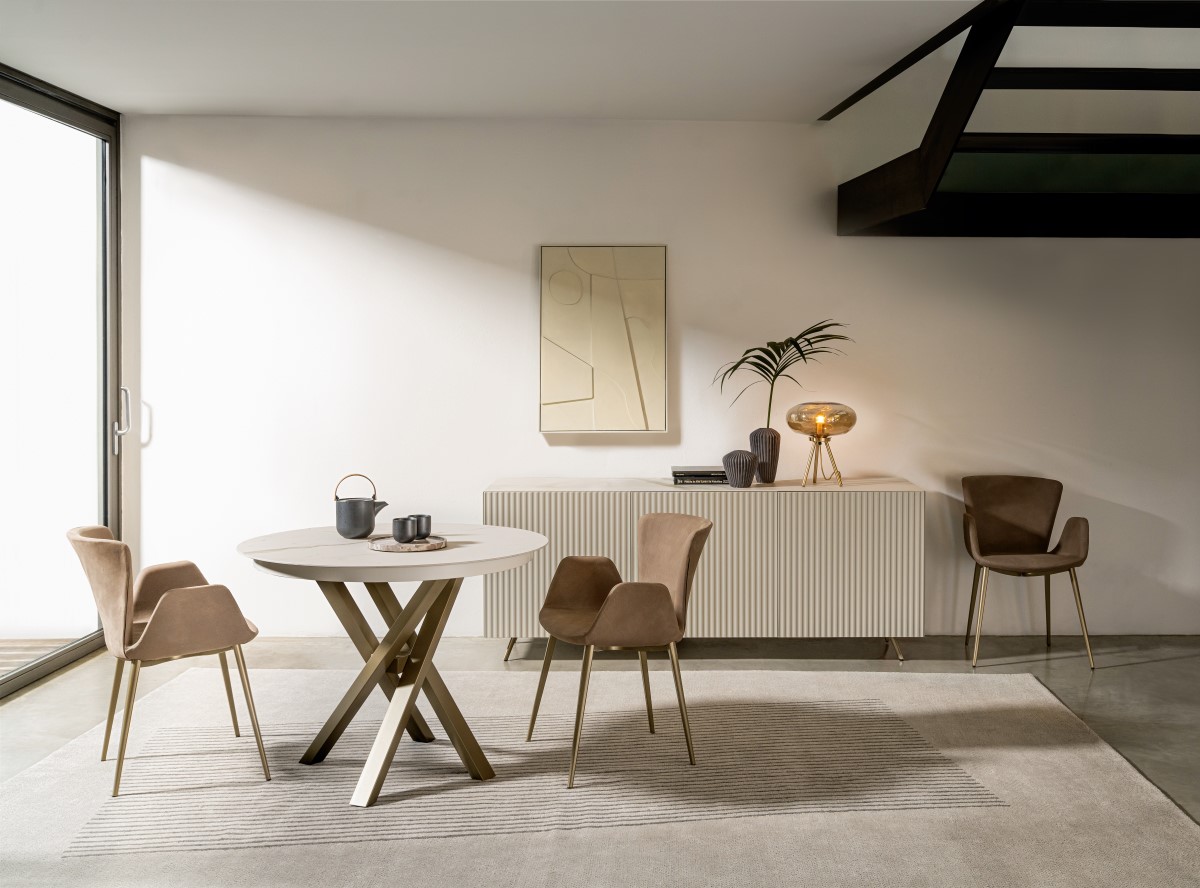 Gambe inclinate e sovrapposte in maniera asimmetrica per dare un senso di movimento: il tavolo allungabile Shangai Round di Riflessi ha il piano in ceramica (disponibile in diverse finiture) oppure in legno. La base è invece in alluminio e può essere verniciata nelle finiture a campionario.
In foto Shangai round con top in ceramica 6 mm nella finitura Bianco Statuario Bocciardato opaco, con base in alluminio verniciato champagne perlato. Misure D 100 cm, H 75 cm. Prezzo 2.501 euro. www.riflessi.it