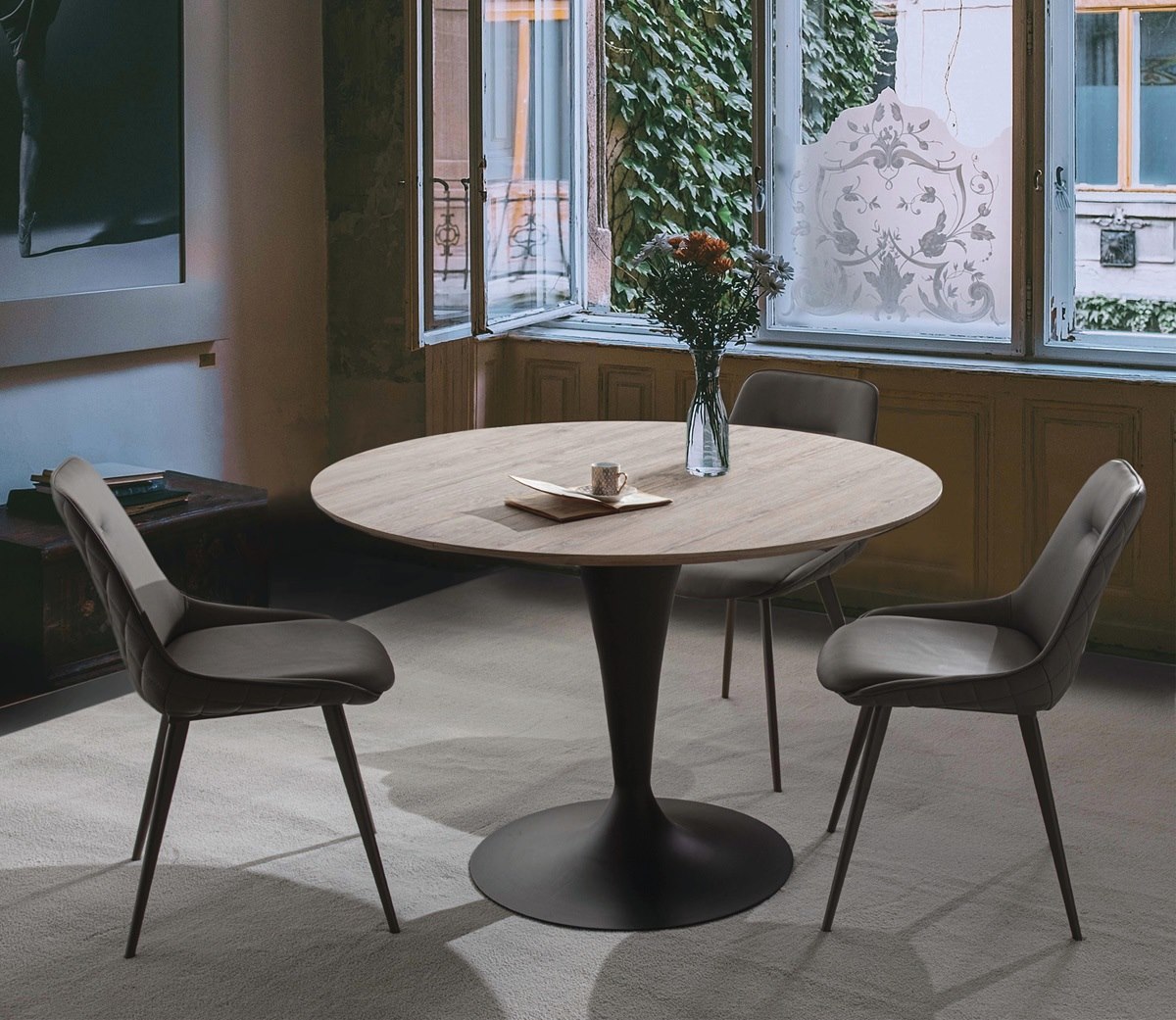 Sofia di Aran Cucine ha una struttura con gamba centrale in metallo verniciato bianco o nero e un piano laccato al quarzo bianco o nero oppure in laminato placcato rovere. Si tratta di un tavolo allungabile, che da 120 cm arriva ad una lunghezza di 170 cm. Prezzo su richiesta. www.arancucine.it