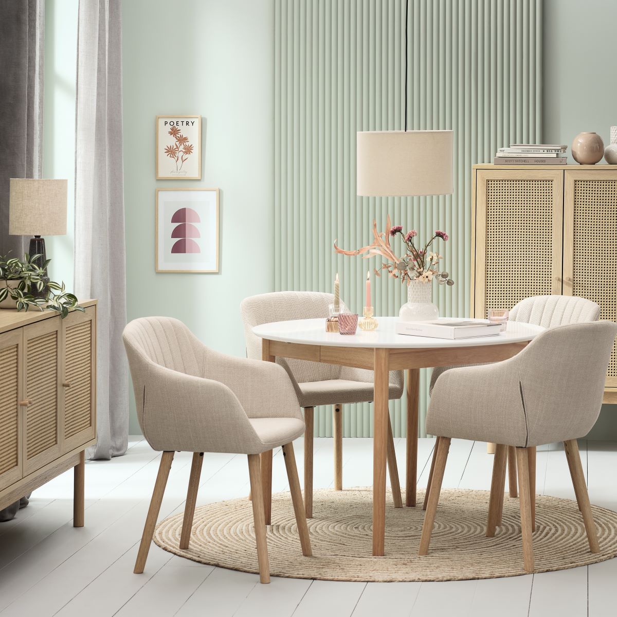 Il tavolo allungabile Marstrand di Jysk da  110 centimetri si allunga fino a 200 centimetri grazie a due prolunghe incluse per ospitare comodamente dei commensali in più quando serve. Il piano bianco è in MDF, mentre le gambe sono in legno massello laccato per una maggiore durata. Misure D 110/200 cm, H 75 cm. Prezzo 449 euro. www.jysk.it