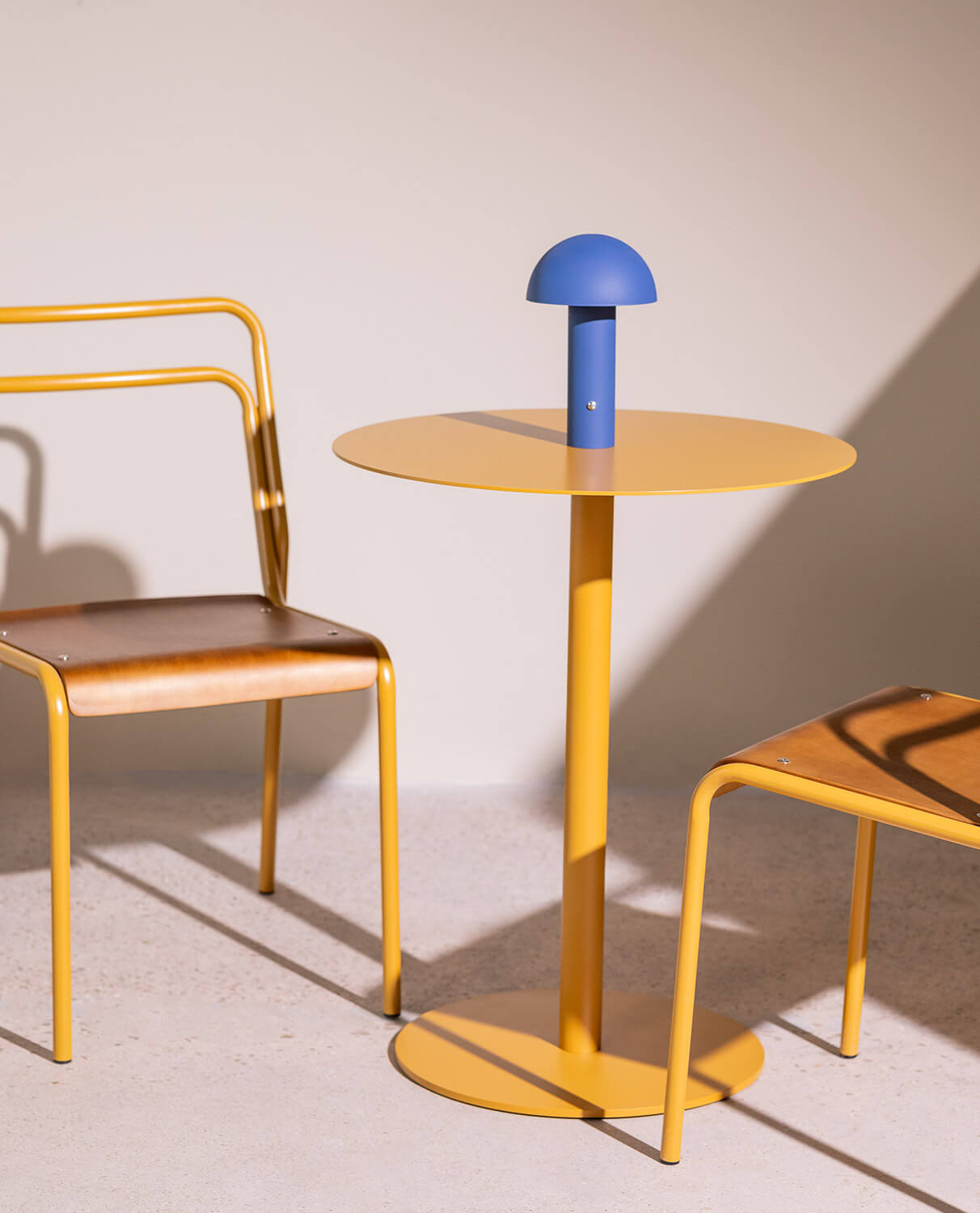 Denis è un tavolo rotondo in metallo firmato The Masie. Questa opzione moderna e versatile è ideale per ottimizzare lo spazio e favorire l'interazione tra i commensali. Realizzato in acciaio con verniciatura a polvere, ha una struttura semplice con una sola gamba e base centrale che non occupa molto spazio, adattandosi a qualsiasi angolo e permettendo di sfruttare al meglio anche gli spazi più piccoli. Misure: D 60 cm, H 74 cm. Prezzo 179,95 euro. www.themasie.com