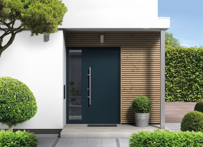 La porta d’ingresso ThermoCarbon di Hörmann è adatta per le case passive e a bilancio energetico positivo, che producono più energia di quanta ne utilizzano, infatti offre un valore di isolamento termico fino a 0,47 W/m²K, che supera il valore di 0,8 W/m²K richiesto alle porte d'ingresso delle case passive. Il battente in alluminio a filo della superficie ha spessore 10 cm ed è dotato di un pannello di riempimento in schiuma rigida in poliuretano a piena superficie e di un profilo composito alloggiato all'interno. Garantisce anche la sicurezza della casa, essendo in classe antieffrazione RC3, con bloccaggio a nove punti e cerniere nascoste antiscardinamento; a richiesta è  disponibile RC4. Un'eventuale finestratura è in vetro stratificato antischegge. Può essere dotata di motorizzazione con tecnologia BiSecur. www.hormann.it La porta d’ingresso ThermoCarbon di Hörmann è adatta per le case passive e a bilancio energetico positivo, che producono più energia di quanta ne utilizzano, infatti offre un valore di isolamento termico fino a 0,47 W/m²K, che supera il valore di 0,8 W/m²K richiesto alle porte d'ingresso delle case passive. Il battente in alluminio a filo della superficie ha spessore 10 cm ed è dotato di un pannello di riempimento in schiuma rigida in poliuretano a piena superficie e di un profilo composito alloggiato all'interno. Garantisce anche la sicurezza della casa, essendo in classe antieffrazione RC3, con bloccaggio a nove punti e cerniere nascoste antiscardinamento; a richiesta è  disponibile RC4. Un'eventuale finestratura è in vetro stratificato antischegge. Può essere dotata di motorizzazione con tecnologia BiSecur. www.hormann.it