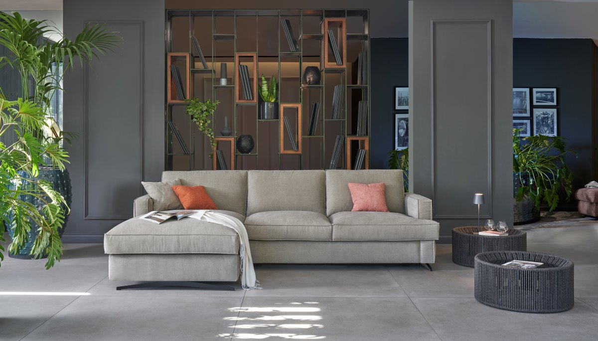 Dedalo di Vitarelax ha un'imbottitura in soffice piuma sia per lo schienale che per le sedute per offrire la massima comodità. Dedalo è inoltre completamente sfoderabile e offre la possibilità di scegliere tessuti antimacchia e idrorepellenti, cosa che lo rende un divano resistente e pratico senza rinunciare allo stile. Grazie all’opzione poggiatesta e alla configurazione con penisola è possibile creare la soluzione perfetta per le proprie esigenze. Prezzo per la versione tre posti fisso con penisola: 2.590 euro. www.vitarelax.it Dedalo di Vitarelax ha un'imbottitura in soffice piuma sia per lo schienale che per le sedute per offrire la massima comodità. Dedalo è inoltre completamente sfoderabile e offre la possibilità di scegliere tessuti antimacchia e idrorepellenti, cosa che lo rende un divano resistente e pratico senza rinunciare allo stile. Grazie all’opzione poggiatesta e alla configurazione con penisola è possibile creare la soluzione perfetta per le proprie esigenze. Prezzo per la versione tre posti fisso con penisola: 2.590 euro. www.vitarelax.it