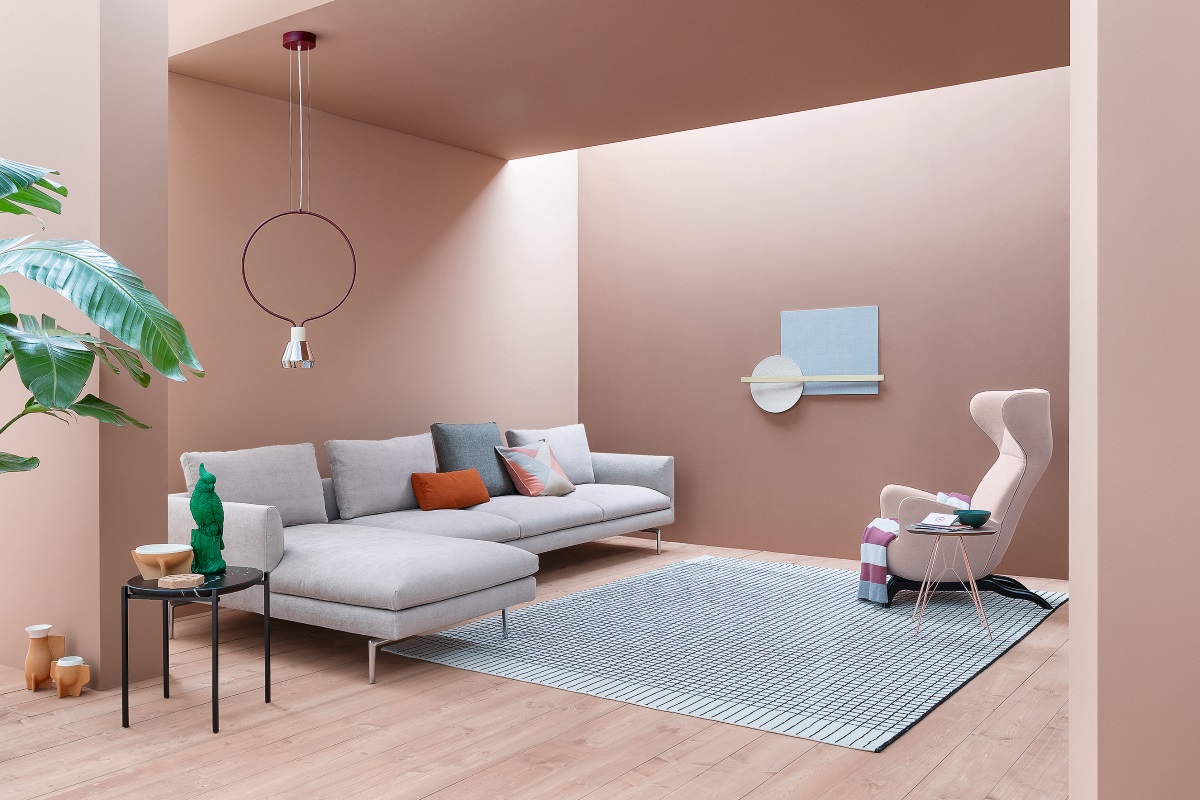 Flamingo di Zanotta è un divano con chaise-longue confortevole ma con proporzioni contenute ed equilibrate. L'attenzione è puntata sui dettagli: la linearità del divano è interrotta dal bracciolo ad arco verso la seduta sottolineato da una cucitura, i piedini in lega di alluminio sono arretrati rispetto ai lati e alleggeriscono il volume, le parti imbottite hanno la seduta con posti definiti, mentre schienale e braccioli sono un unico elemento di pari altezza interrotto da cuscini di diverse dimensioni. Misure per una composizione a tre posti con chaise-longue: 263 x 89 x 168. Prezzo a partire da 8.882 euro Iva esclusa. www.zanotta.com Flamingo di Zanotta è un divano con chaise-longue confortevole ma con proporzioni contenute ed equilibrate. L'attenzione è puntata sui dettagli: la linearità del divano è interrotta dal bracciolo ad arco verso la seduta sottolineato da una cucitura, i piedini in lega di alluminio sono arretrati rispetto ai lati e alleggeriscono il volume, le parti imbottite hanno la seduta con posti definiti, mentre schienale e braccioli sono un unico elemento di pari altezza interrotto da cuscini di diverse dimensioni. Misure per una composizione a tre posti con chaise-longue: 263 x 89 x 168. Prezzo a partire da 8.882 euro Iva esclusa. www.zanotta.com