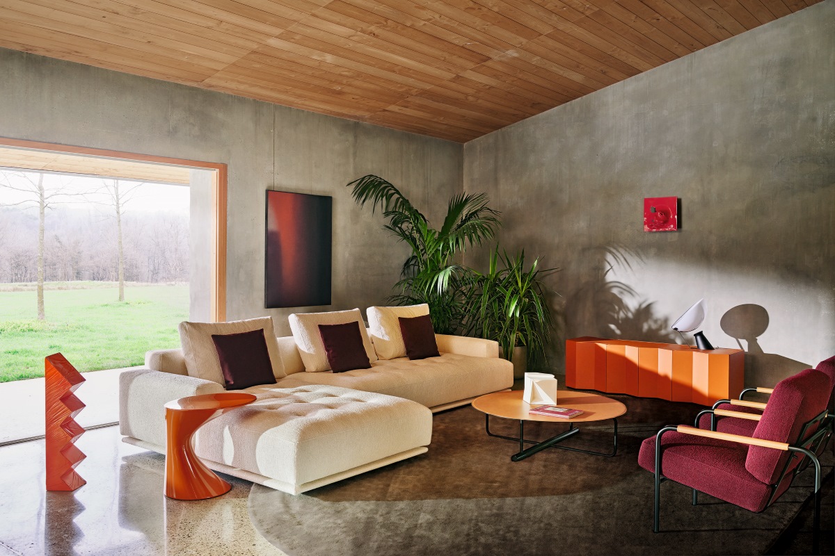 Il divano Shiki di Zanotta si ispira alla semplicità del futon tradizionale giapponese: evoca infatti
l’idea di un materasso imbottito su una struttura in legno rivestita. Un motivo trapuntato disegna l’ampio cuscino della seduta, impreziosito dal dettaglio sartoriale degli alamari realizzati e applicati a mano, proposti in nuance con il tessuto di rivestimento. Misure per la composizione a tre posti con chaise-longue: 344 x 190 cm. Prezzo a partire da 15.000 euro Iva esclusa. www.zanotta.com Il divano Shiki di Zanotta si ispira alla semplicità del futon tradizionale giapponese: evoca infatti
l’idea di un materasso imbottito su una struttura in legno rivestita. Un motivo trapuntato disegna l’ampio cuscino della seduta, impreziosito dal dettaglio sartoriale degli alamari realizzati e applicati a mano, proposti in nuance con il tessuto di rivestimento. Misure per la composizione a tre posti con chaise-longue: 344 x 190 cm. Prezzo a partire da 15.000 euro Iva esclusa. www.zanotta.com