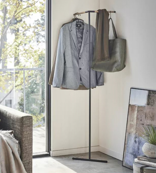 Ricorda una scultura contemporanea l'appendiabiti inclinato Tower di Calicosy che può essere collocato in  un angolo della camera da letto o dell'ingresso grazie al design ingegnoso del telaio in acciaio grigio. Può essere spostato facilmente per posizionarlo dove serve. Misura L 48,5 x P 31,5 x H 160 cm. Prezzo 79 euro. www.calicosy.com Ricorda una scultura contemporanea l'appendiabiti inclinato Tower di Calicosy che può essere collocato in  un angolo della camera da letto o dell'ingresso grazie al design ingegnoso del telaio in acciaio grigio. Può essere spostato facilmente per posizionarlo dove serve. Misura L 48,5 x P 31,5 x H 160 cm. Prezzo 79 euro. www.calicosy.com