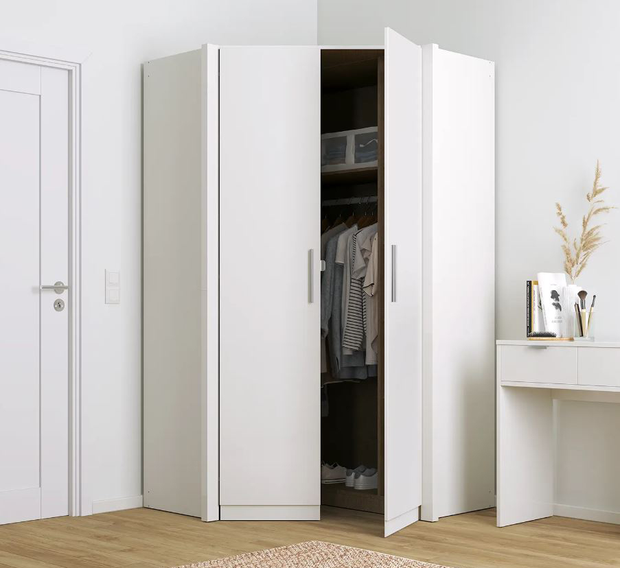 L'armadio ad angolo di KiYDOO in vendita su home24 consente di avere una mini cabina armadio anche in una camera di dimensioni contenute. Il colore bianco lo rende facile da ambientare e ne alleggerisce la struttura. Misura L 121 x P 121 x H 210 cm. Prezzo 379,99 euro. www.home24.it L'armadio ad angolo di KiYDOO in vendita su home24 consente di avere una mini cabina armadio anche in una camera di dimensioni contenute. Il colore bianco lo rende facile da ambientare e ne alleggerisce la struttura. Misura L 121 x P 121 x H 210 cm. Prezzo 379,99 euro. www.home24.it