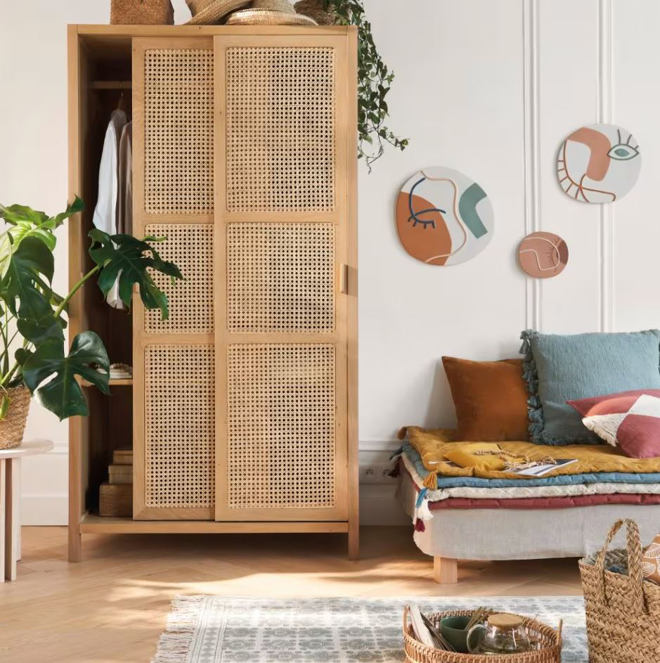 Dimensioni ridotte per il guardaroba Canopy di Maisons du Monde che abbina una struttura in legno massello certificato FSC a due ante scorrevoli rivestite in rattan incannucciato. All'interno trovano posto un'asta appendiabiti e tre ripiani regolabili. Misura L 100 x P 55 x H 185 cm. Prezzo 899 euro. www.maisonsdumonde.com Dimensioni ridotte per il guardaroba Canopy di Maisons du Monde che abbina una struttura in legno massello certificato FSC a due ante scorrevoli rivestite in rattan incannucciato. All'interno trovano posto un'asta appendiabiti e tre ripiani regolabili. Misura L 100 x P 55 x H 185 cm. Prezzo 899 euro. www.maisonsdumonde.com