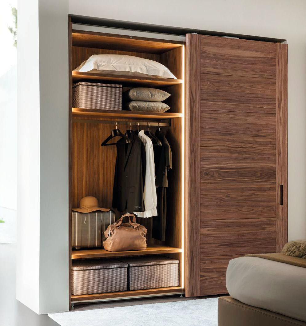 Tutto il fascino del legno nell'armadio Gladko di Porada che ha la struttura e le ante scorrevoli  complanari, con chiusura rallentata, interamente realizzate in pregiato noce canaletta con la venatura a vista che si trasforma in un vero e proprio elemento decorativo. L'interno può essere completato con ripiani, cassettiere in legno e barre in metallo nella finitura peltro. Prezzo su progetto. www.porada.it Tutto il fascino del legno nell'armadio Gladko di Porada che ha la struttura e le ante scorrevoli  complanari, con chiusura rallentata, interamente realizzate in pregiato noce canaletta con la venatura a vista che si trasforma in un vero e proprio elemento decorativo. L'interno può essere completato con ripiani, cassettiere in legno e barre in metallo nella finitura peltro. Prezzo su progetto. www.porada.it