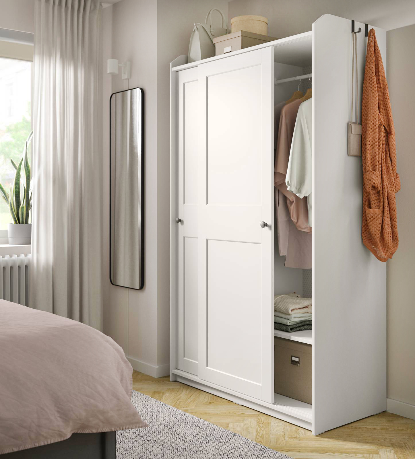 Permette di sfruttare al meglio lo spazio anche ai piedi del letto l'armadio Hauga di Ikea Italia che è dotato di due ante scorrevoli riquadrate; il colore bianco lo rende facile da ambientare. Internamente sono presenti ripiani e aste appendiabiti per tenere tutto in ordine; inoltre, il bordo superiore permette di sistemare scatole e accessori. Misura L 118 x P 55 x H 199 cm. Prezzo 249 euro. www.ikea.com Permette di sfruttare al meglio lo spazio anche ai piedi del letto l'armadio Hauga di Ikea Italia che è dotato di due ante scorrevoli riquadrate; il colore bianco lo rende facile da ambientare. Internamente sono presenti ripiani e aste appendiabiti per tenere tutto in ordine; inoltre, il bordo superiore permette di sistemare scatole e accessori. Misura L 118 x P 55 x H 199 cm. Prezzo 249 euro. www.ikea.com