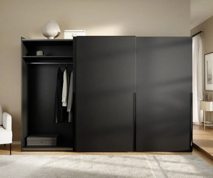 Ampio e capiente l'armadio componibile Leon di Westwing Collection che è chiuso da tre ante scorrevoli in MDF laccato opaco nero. Le maniglie in gradazione hanno un design originale. È disponibile con tre varianti di interni: Basic, Classic o Premium. Misura L 300 x P 62 x H 200 cm. Prezzo 2.499 euro con interno Basic. www.westwing.it Ampio e capiente l'armadio componibile Leon di Westwing Collection che è chiuso da tre ante scorrevoli in MDF laccato opaco nero. Le maniglie in gradazione hanno un design originale. È disponibile con tre varianti di interni: Basic, Classic o Premium. Misura L 300 x P 62 x H 200 cm. Prezzo 2.499 euro con interno Basic. www.westwing.it