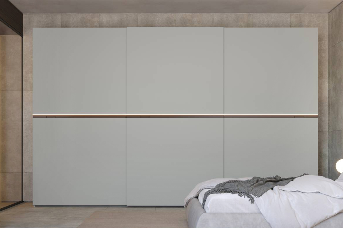 L'armadio con tre ante scorrevoli New Slide di Giessegi unisce una grande capacità di contenimento e una colorazione chiara che non “appesantisce” l'ambiente. Ha la struttura e le ante realizzate in laccato opaco Tele con la maniglia in laccato opaco Brown; è disponibile un kit opzionale per l'illuminazione a Led. Misura L 413,8 x P 61/66 x H 262 cm. Prezzo 4.696 euro + IVA. www.giessegi.it L'armadio con tre ante scorrevoli New Slide di Giessegi unisce una grande capacità di contenimento e una colorazione chiara che non “appesantisce” l'ambiente. Ha la struttura e le ante realizzate in laccato opaco Tele con la maniglia in laccato opaco Brown; è disponibile un kit opzionale per l'illuminazione a Led. Misura L 413,8 x P 61/66 x H 262 cm. Prezzo 4.696 euro + IVA. www.giessegi.it