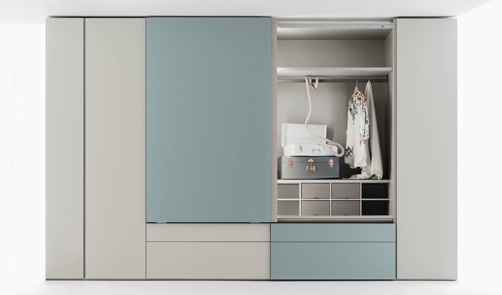 Fa parte del sistema Freedhome di Caccaro l'armadio con ante scorrevoli in laccato opaco nelle raffinate colorazioni cielo e carta da zucchero. Misura L 415 x P 66,7 x H 263,6 cm. Prezzo su progetto. www.caccaCaccaroro.com Fa parte del sistema Freedhome di Caccaro l'armadio con ante scorrevoli in laccato opaco nelle raffinate colorazioni cielo e carta da zucchero. Misura L 415 x P 66,7 x H 263,6 cm. Prezzo su progetto. www.caccaCaccaroro.com