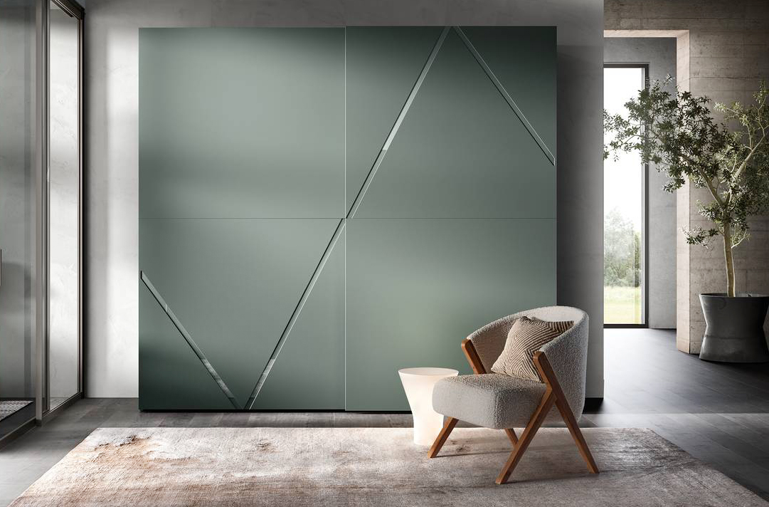 La colorazione verde chiaro dell'armadio Volturno della linea Zenith Armadi di Moretti Compact Giorno Notte permette di sistemarlo non solo in camera da letto; le ante scorrevoli in laccato Muschio Opaco sono decorate da una rientranza in laccato Muschio Lucido. L'interno è corredato di ripiani estraibili in vetro e di una cassettiera. Misura L 278,5 x P 71 x H 257 cm. Prezzo 3.352 euro. www.giornonotte.moretticompact.it La colorazione verde chiaro dell'armadio Volturno della linea Zenith Armadi di Moretti Compact Giorno Notte permette di sistemarlo non solo in camera da letto; le ante scorrevoli in laccato Muschio Opaco sono decorate da una rientranza in laccato Muschio Lucido. L'interno è corredato di ripiani estraibili in vetro e di una cassettiera. Misura L 278,5 x P 71 x H 257 cm. Prezzo 3.352 euro. www.giornonotte.moretticompact.it