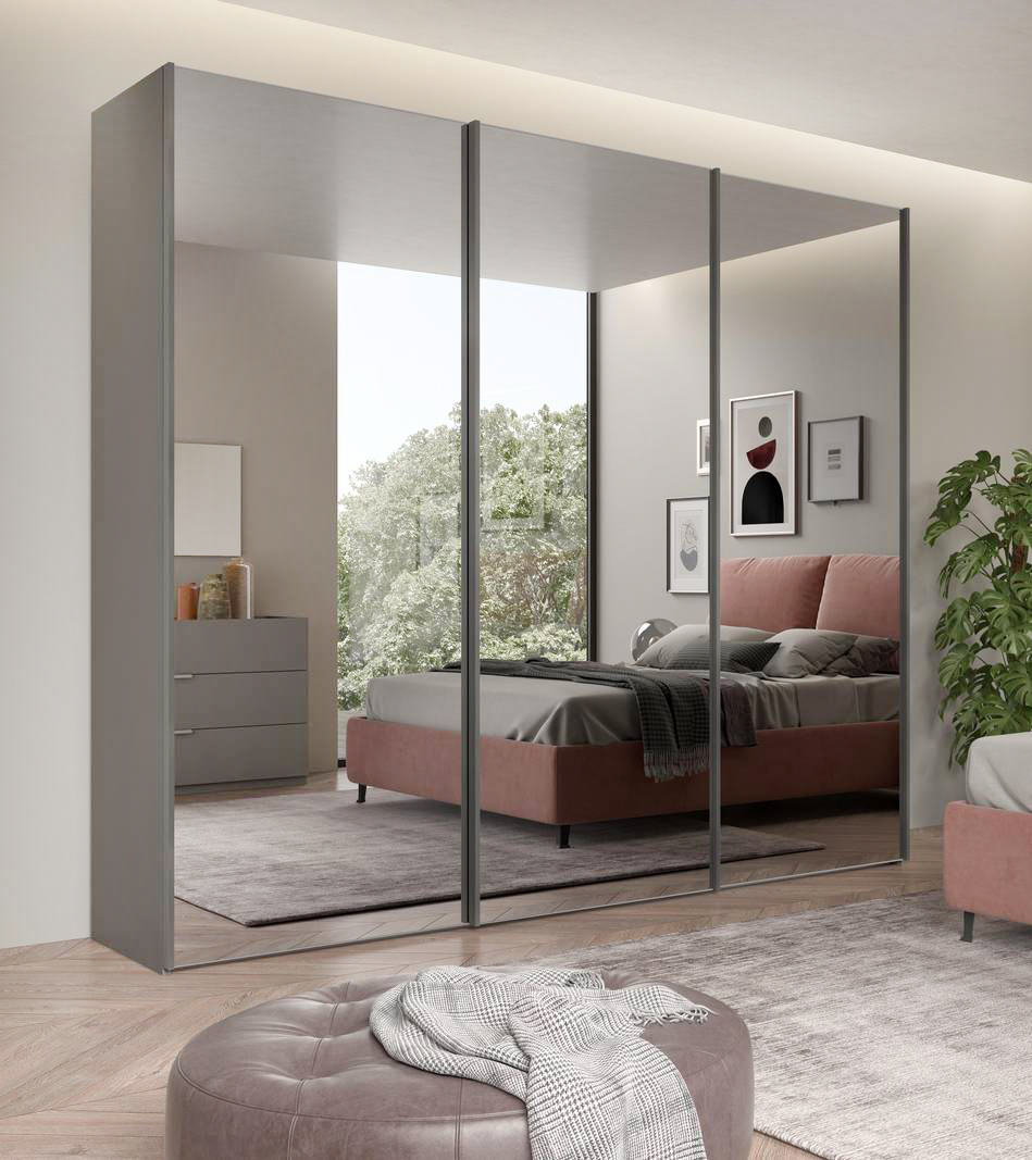 Le ante scorrevoli a specchio fumé dell'armadio di Felver Casa “amplificano” lo spazio nella camera da letto. I fianchi e le maniglie nella colorazione grigio fango sottolineano lo stile essenziale della composizione. L'interno può essere attrezzato liberamente con lampade led, cassettiere, ripiani estraibili... Misura L 270 x P 65 x H 247 cm. Prezzo 1.904 euro. www.felver.it Le ante scorrevoli a specchio fumé dell'armadio di Felver Casa “amplificano” lo spazio nella camera da letto. I fianchi e le maniglie nella colorazione grigio fango sottolineano lo stile essenziale della composizione. L'interno può essere attrezzato liberamente con lampade led, cassettiere, ripiani estraibili... Misura L 270 x P 65 x H 247 cm. Prezzo 1.904 euro. www.felver.it