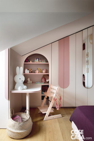 armadio rosa nel sottotetto della cameretta