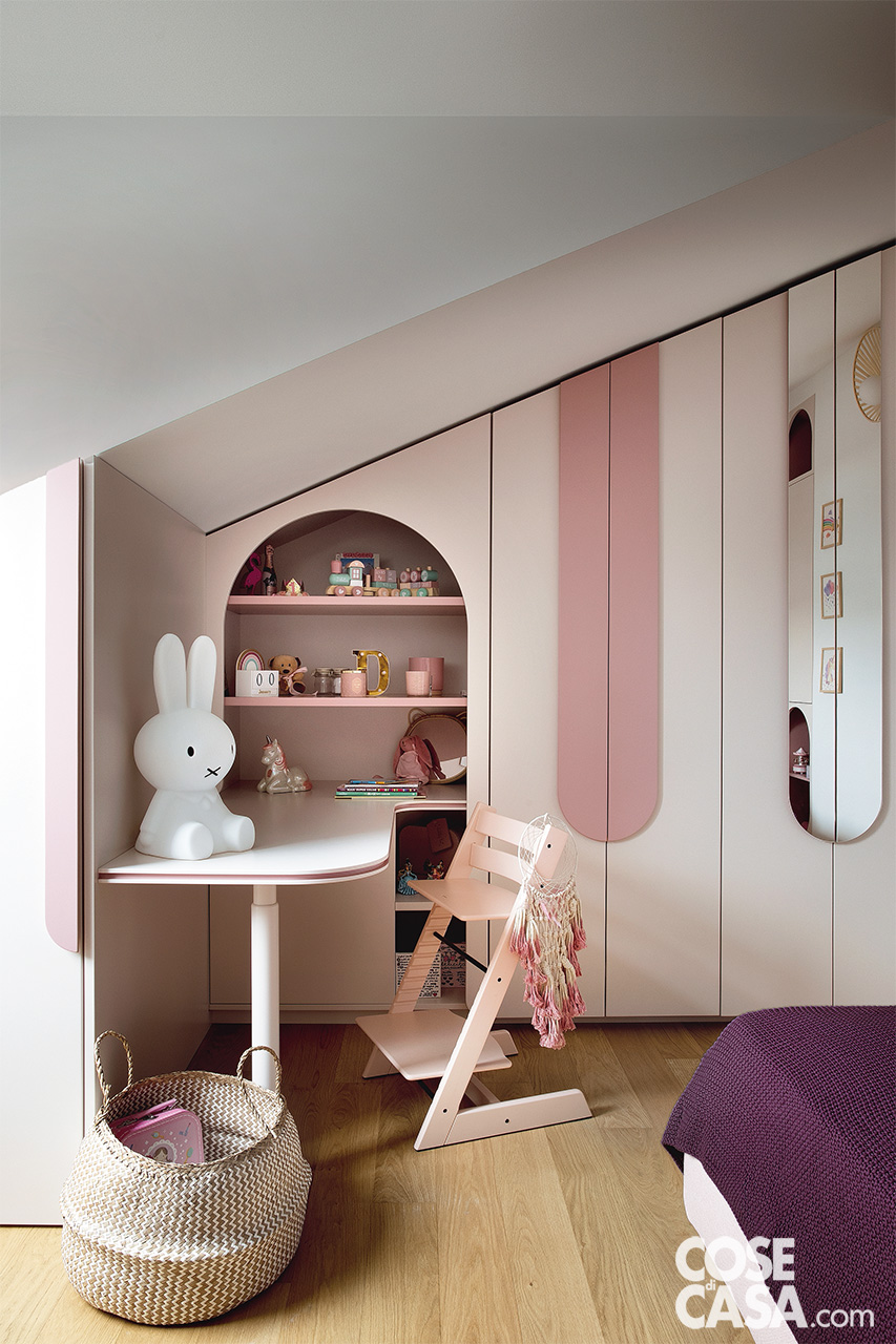 armadio rosa nel sottotetto della cameretta