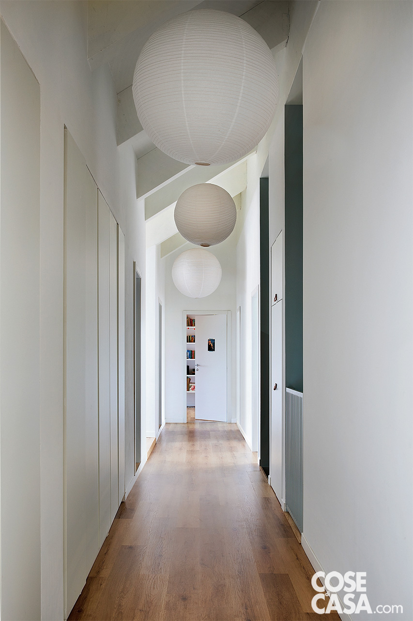 Un’idea semplice ma di grande effetto per illuminare il corridoio trasformandolo in uno spazio giocoso. Il percorso è illuminato da lampade sferiche, le Rice Paper Shade di Hay – Foto: Barbara Corsico. Styling: Chiara dal Canto. Progetto: UNDUO Laboratorio di architettura, arch. Angela Tomasello e Paolo Delponte.