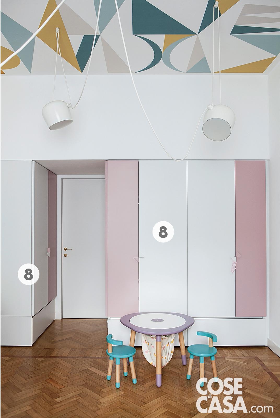 Una cameretta, con arredi su misura e parquet a spina di pesce, spicca per il particolare soffitto da cui pendono delle lampade sospese Aim di Flos, che regalano uno stile giocoso a tutto l’ambiente – Cristina Galliena Bohman. Styling: Laura Mauceri. Progetto: arch. Elena Cerizza.