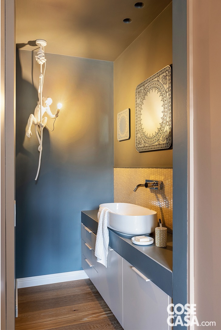Il piccolo antibagno dallo stile raffinato si illumina con una creazione particolare e di tendenza, un pezzo iconico della collezione di Seletti, la lampada a sospensione Monkey with Rope – Foto: Cristina Galliena Bohman. Styling: Laura Mauceri. Progetto: Alb.a Studio, arch. Francesca Albertario.