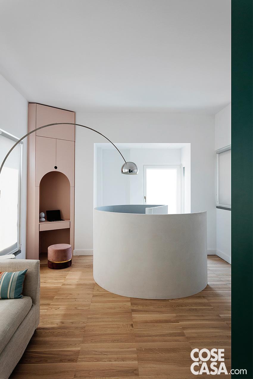 L’ormai famosissima lampada da terra Arco di Flos, generalmente posizionata su divani e accanto ai tavoli, in questa casa è proposta come elemento utile e scenografico che illumina una scala a chiocciola, diventando l’elemento protagonista di questo spazio – Foto: Studio Roy. Progetto: Beatrice Villata InteriorDesignFurniture. Contributo tecnico: arch. Paolo Montorfano.