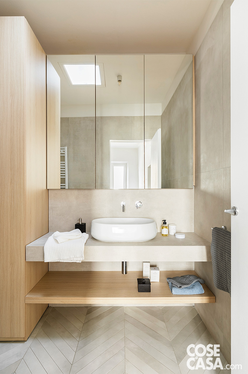bagno bianco e legno chiaro