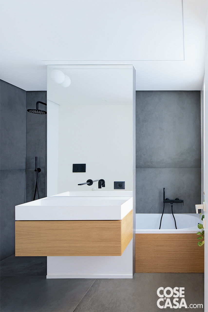 bagno biano e legno chiaro con rivestimenti grigi