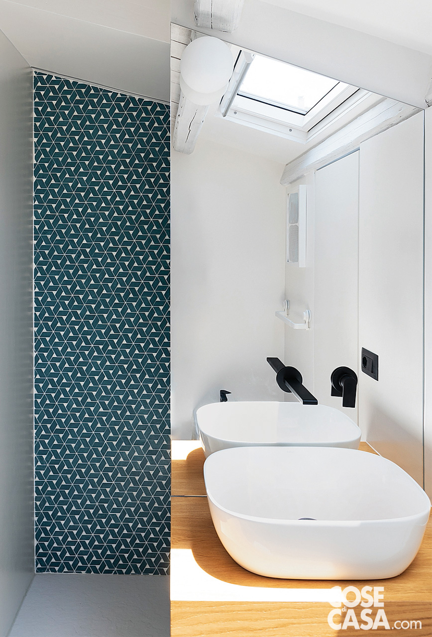 bagno con box doccia rivestito con mosaico