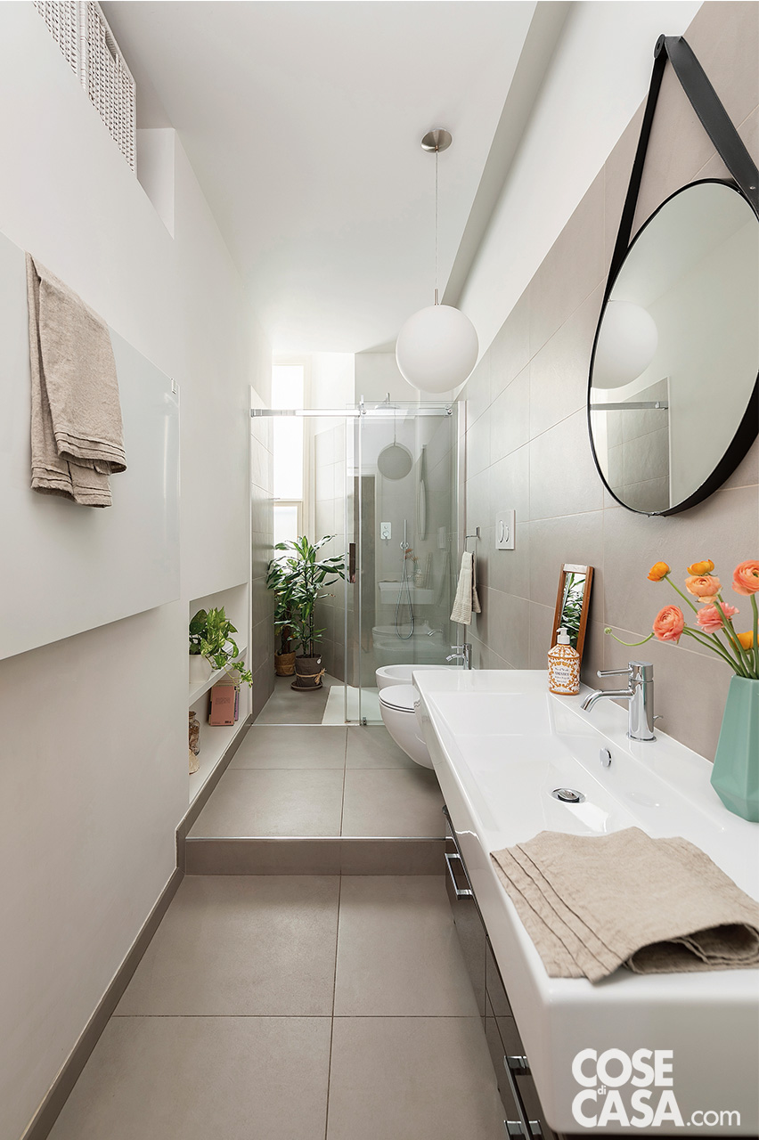 In questo bagno stretto e lungo che sfrutta il sottofinestra, il piatto doccia a filo pavimento è il modello Join da 90 x 90 cm di Disenia; il box doccia Oops è dello stesso produttore. Progetto: Alessandra Taravacci Design. Foto: Studio Daido. In questo bagno stretto e lungo che sfrutta il sottofinestra, il piatto doccia a filo pavimento è il modello Join da 90 x 90 cm di Disenia; il box doccia Oops è dello stesso produttore. Progetto: Alessandra Taravacci Design. Foto: Studio Daido.