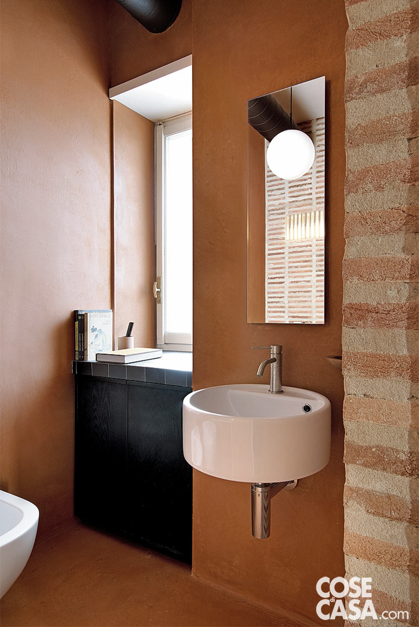 bagno con lavabo piccolo e rotondo