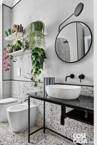 Bagno con rivestimenti in graniglia di marmo-cemento puntinata di bianco, nero, grigio