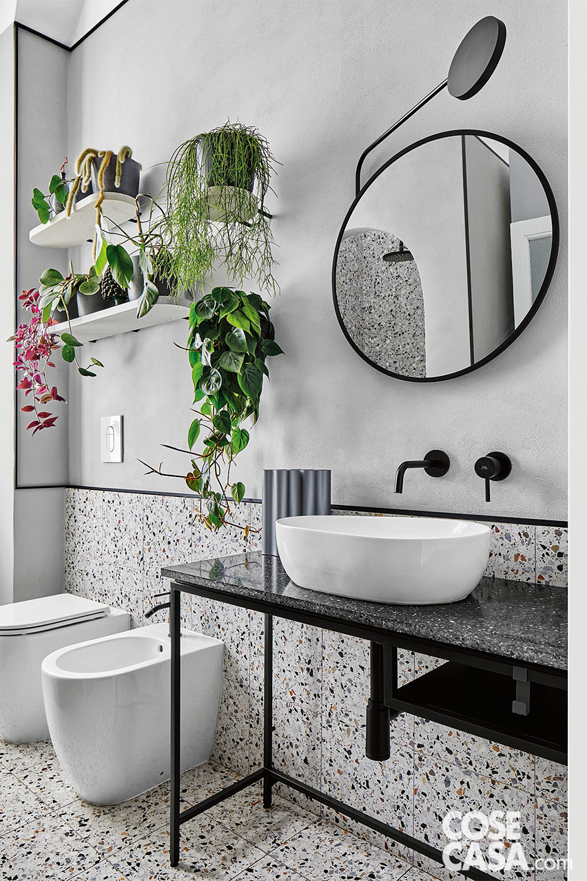 Bagno con rivestimenti in graniglia di marmo-cemento puntinata di bianco, nero, grigio