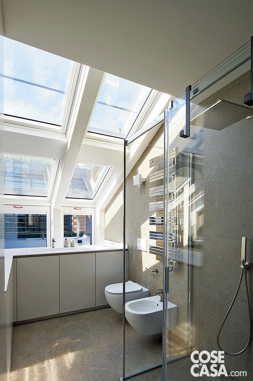 Bagno con mobile angolare e lavabo sottofinestra, con ampia doccia e pieno di luce Bagno con mobile angolare e lavabo sottofinestra, con ampia doccia e pieno di luce