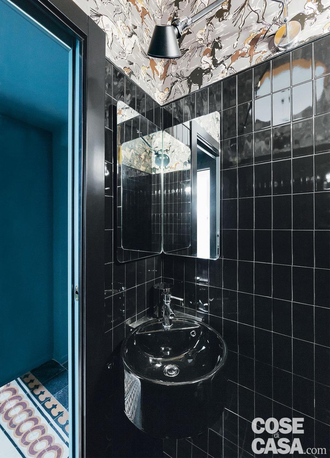 In questo bagno piccolo, riservato agli ospiti, non manca la personalità, data dalla carta da parati sul soffitto a firma di Hermès. Una soluzione che nobilita un ambiente dalle dimensioni ridotte – Foto: Studio Roy. Styling: Chiara Del Canto. Progetto: arch. Alessia Pessano e Chiara Novello, Studio A/C.