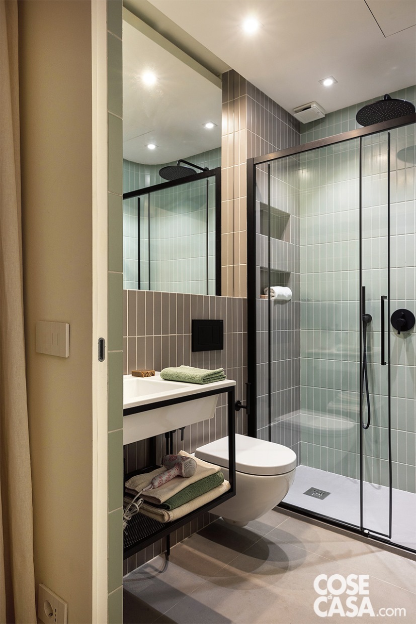 Le piastrelle verticali utilizzate sulle pareti del bagno slanciano verso l’alto l’ambiente – Foto: Cristina Galliena Bohman. Styling: Rosaria Sofia Galli. Progetto: Studiocarta – designer Andrea Villa, architetti Mauro Carta, Silvia Faravelli.