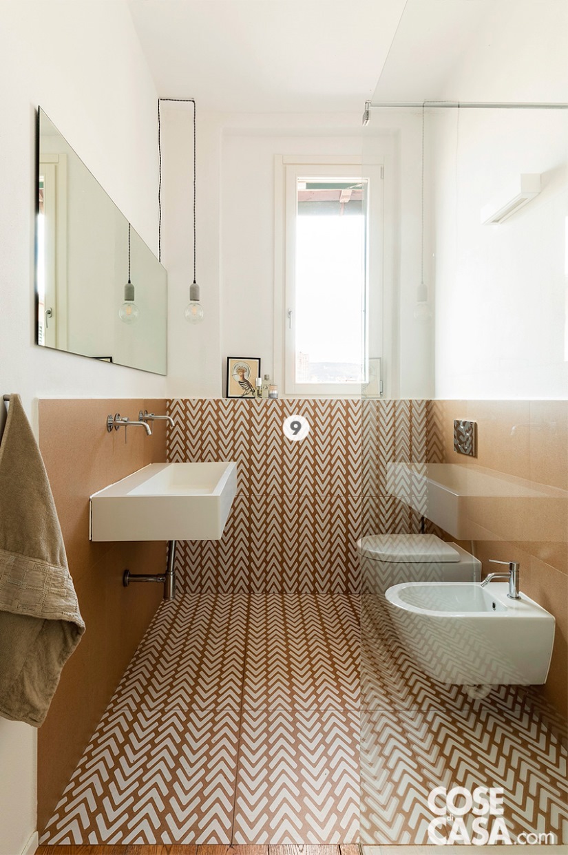 Bagno dall’effetto ottico ampliato grazie alle piastrelle di taglio allungato e al tipo di disegno – Foto: Studio Daido. Progetto: O/A-Officina Abitare.