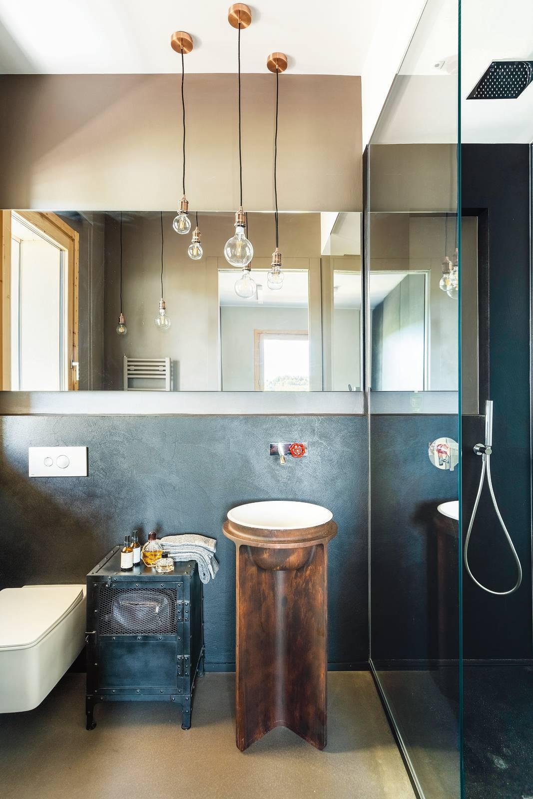 In bagno lo specchio raddoppia visivamente la profondità dell'ambiente. Progetto d'interior: Arch. Rachele Biancalani, Terranuova Bracciolini (Ar). Foto: Studio Daido