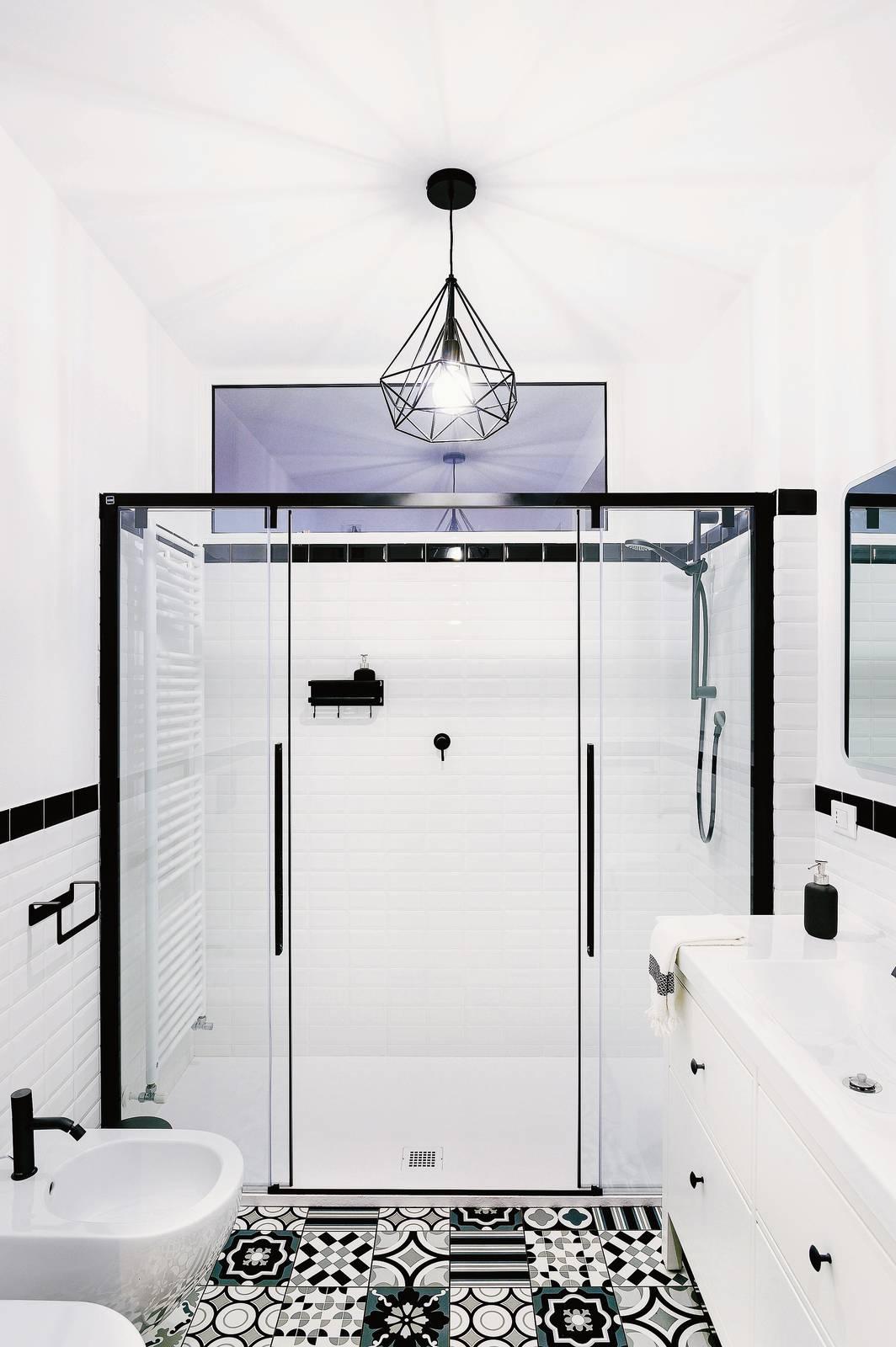 Il total white a parete punteggiato di nero - nel bagno cieco - crea un effetto di maggiore luce e che allarga visivamente l'ambiente. Progetto: Studio Associato Bbaa, Lissone (Mi). Foto: Alberto Segramora