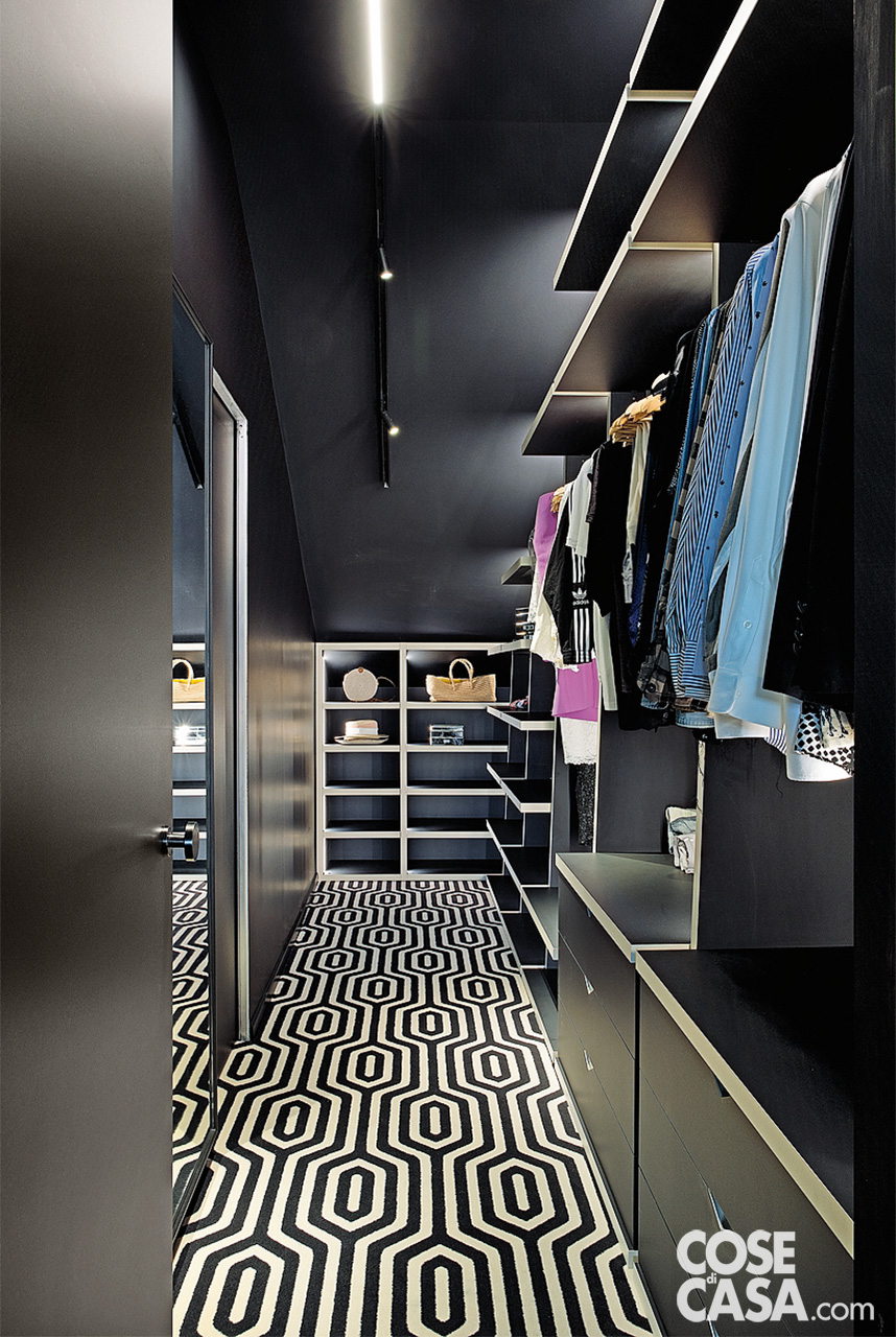 cabina armadio nera e moquette con motivi optical