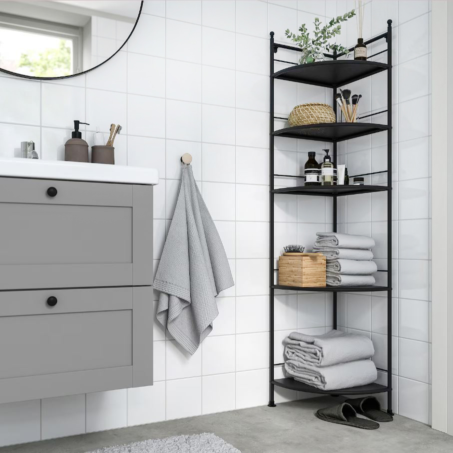 Può essere sistemato sia in un bagno classico sia moderno lo scaffale angolare FRÖSJÖN di Ikea Italia che è completamente costruito in acciaio con rivestimento a polvere nero. I numerosi ripiani a giorno permettono di avere tutto a portata di mano i fili di metallo sui lati impediscono agli oggetti di cadere. Misura L 35 x P 35 x H 156 cm. Prezzo 45 euro. www.ikea.com Può essere sistemato sia in un bagno classico sia moderno lo scaffale angolare FRÖSJÖN di Ikea Italia che è completamente costruito in acciaio con rivestimento a polvere nero. I numerosi ripiani a giorno permettono di avere tutto a portata di mano i fili di metallo sui lati impediscono agli oggetti di cadere. Misura L 35 x P 35 x H 156 cm. Prezzo 45 euro. www.ikea.com