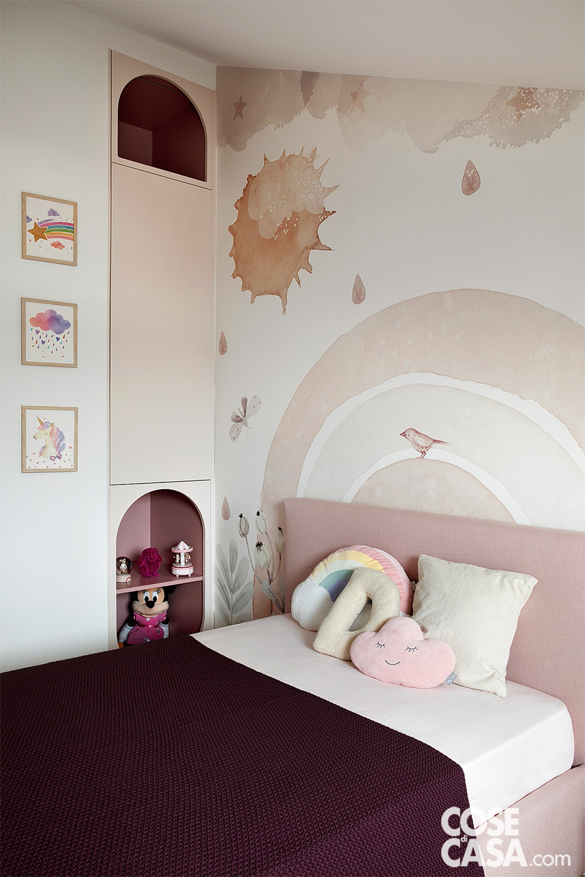 camera bambina con letto imbottito rosa