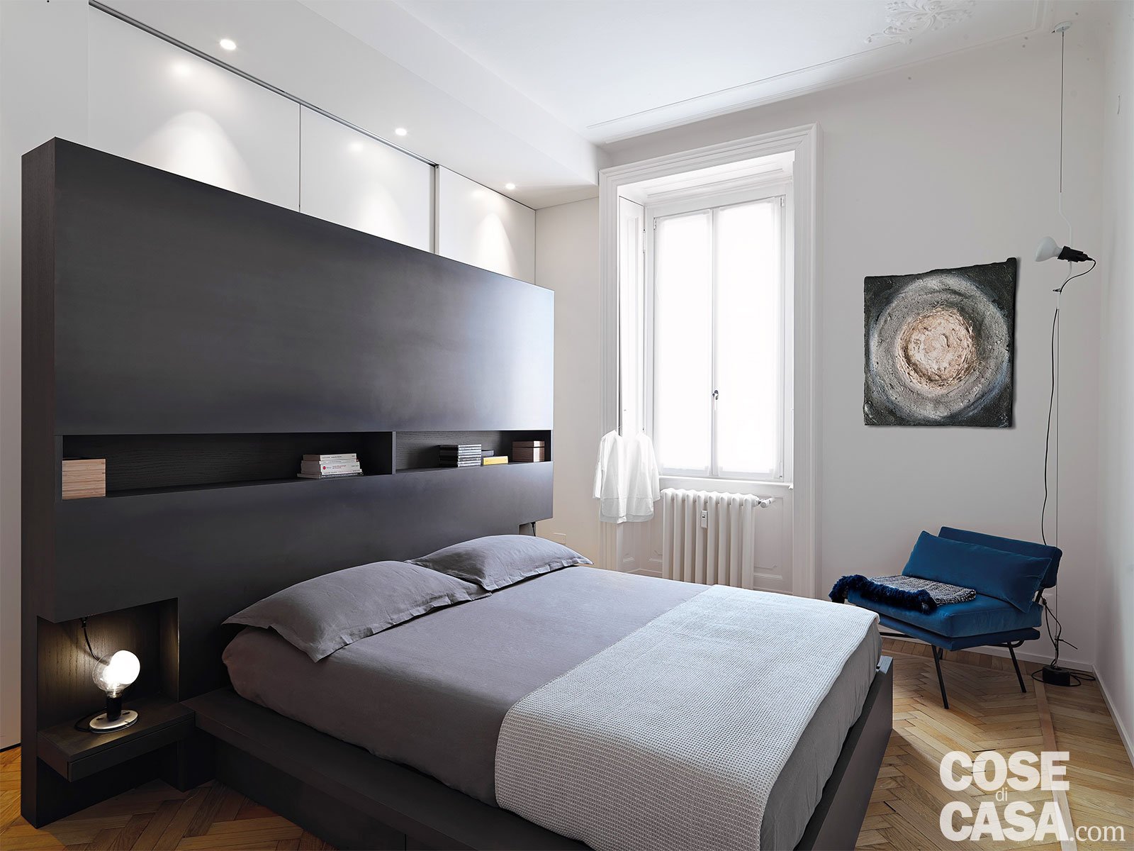 L'armadio dietro al letto con zona spogliatoio nascosta. Progetto: Studio M’arch’ingegno, arch. M.G. Bonfiglio e S. Gabrielli. Foto: Adriano Pecchio L'armadio dietro al letto con zona spogliatoio nascosta. Progetto: Studio M’arch’ingegno, arch. M.G. Bonfiglio e S. Gabrielli. Foto: Adriano Pecchio