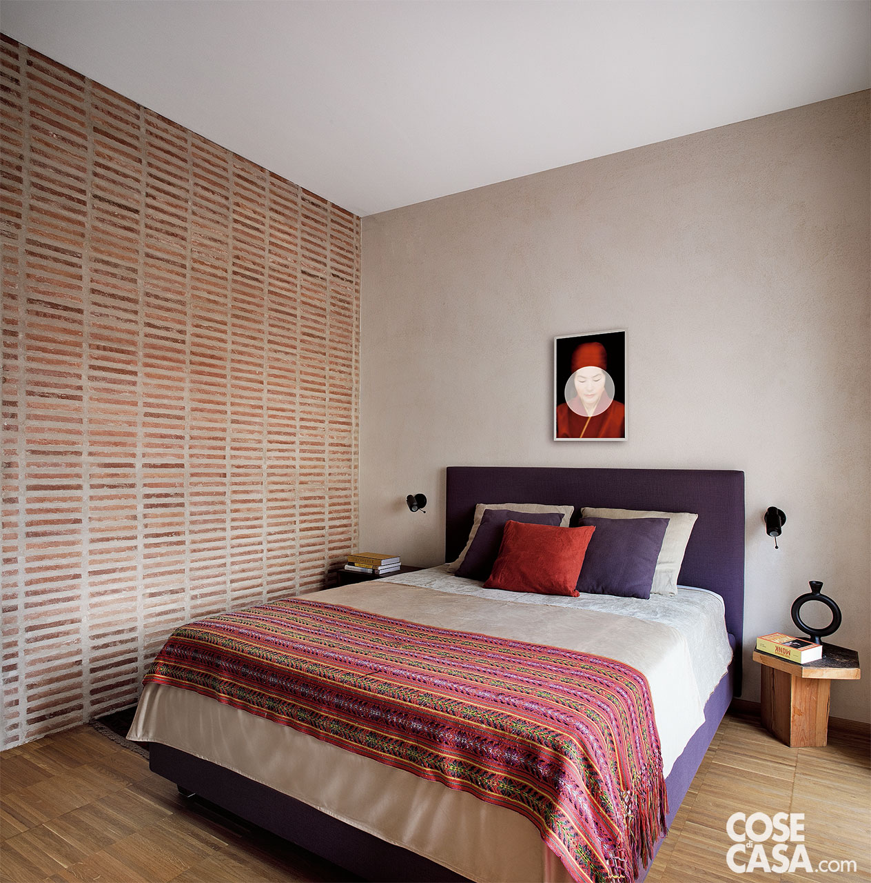 camera con letto imbottito viola