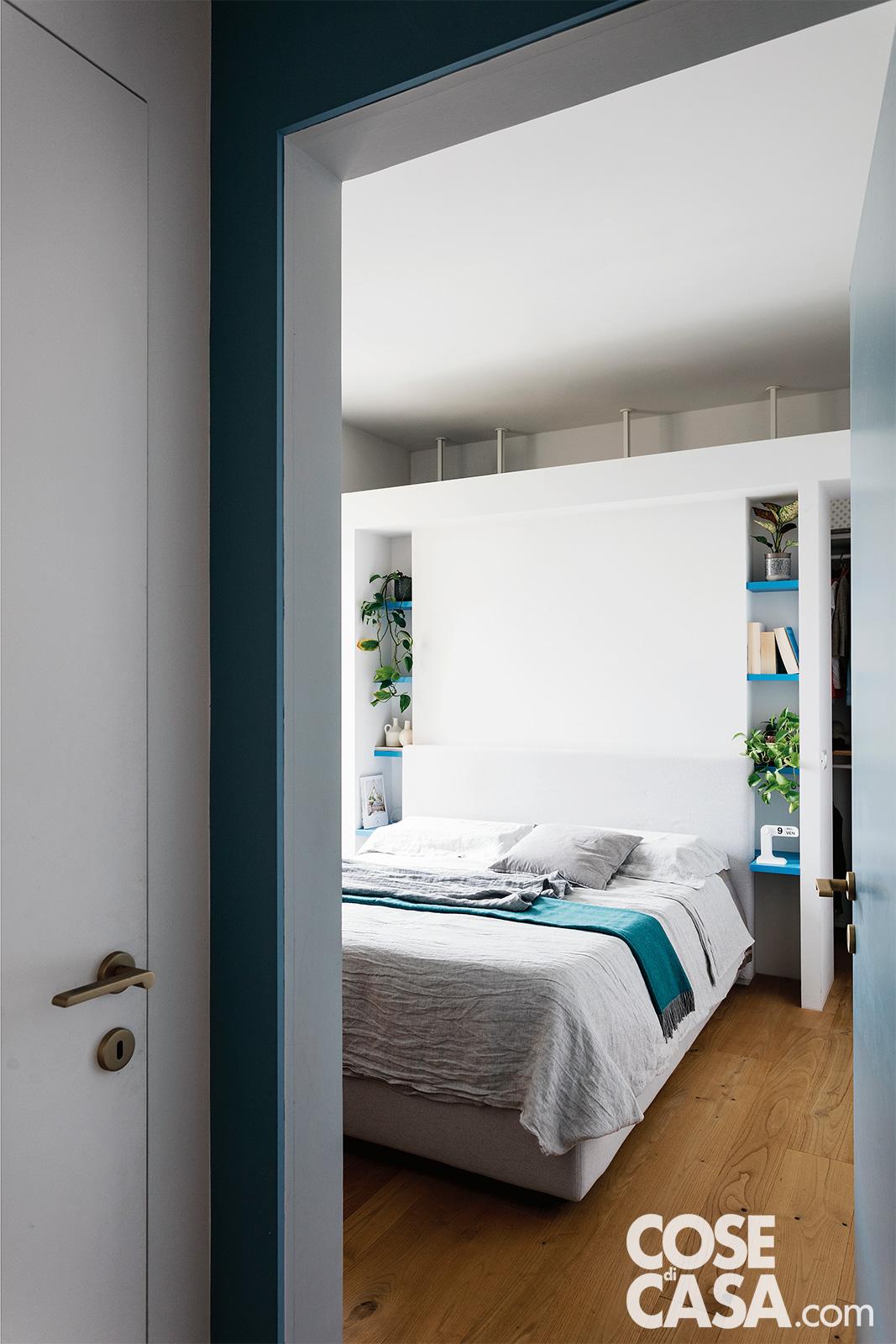 Nella stanza, una parete in cartongesso delimita lo spazio della cabina armadio. Progetto: Studio Eutropia, Firenze. Foto Studio Roy. Styling Lidia Elisa Covello. Nella stanza, una parete in cartongesso delimita lo spazio della cabina armadio. Progetto: Studio Eutropia, Firenze. Foto Studio Roy. Styling Lidia Elisa Covello.