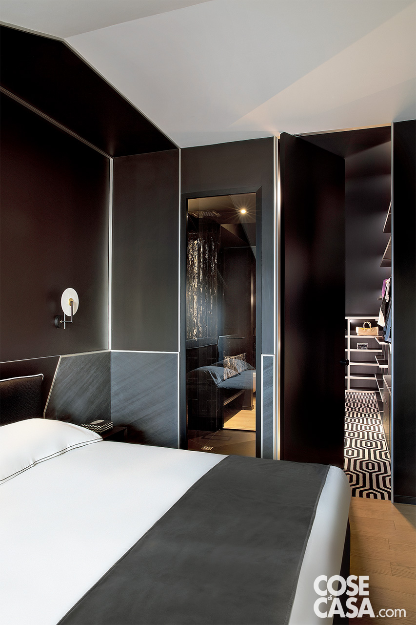 camera da letto con boiserie in laminato grigio