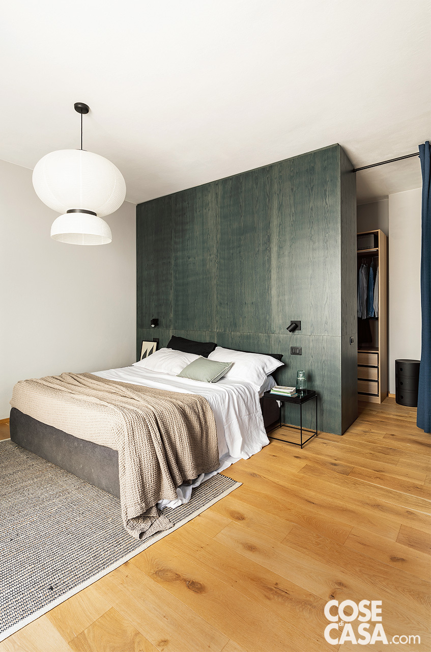 Nella stanza matrimoniale è stata ritagliata, alle spalle del letto, la cabina armadio-spogliatoio grazie a una parete in muratura a L e a una tenda che chiude il vano. Progetto: Studio DEFERRARI+MODESTI. Foto: Studio Daido. Nella stanza matrimoniale è stata ritagliata, alle spalle del letto, la cabina armadio-spogliatoio grazie a una parete in muratura a L e a una tenda che chiude il vano. Progetto: Studio DEFERRARI+MODESTI. Foto: Studio Daido.