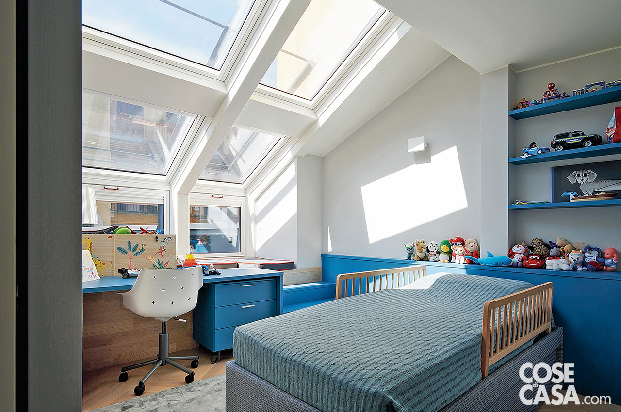 Cameretta luminosissima con scrivania azzurra collocata in piena luce Cameretta luminosissima con scrivania azzurra collocata in piena luce
