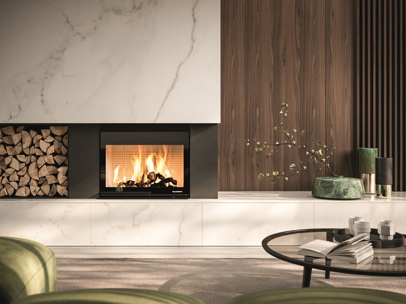 Ecomonoblocco WTX 80F N18 di Palazzetti è alimentato a legna e, con l'aggiunta del kit ventilazione, permette di canalizzare l'aria in più ambienti. Il focolare è in Thermofix®, materiale refrattario di origine naturale ad alta capacità di accumulo. La porta in vetro si apre a saliscendi, facilitando il caricamento della legna. Potenza 17,8 kW. Classe energetica A+, ambientale 5 stelle. Misura L 90 x P 61 x H 163 cm. Prezzo da 5.330 euro. www.palazzetti.it Ecomonoblocco WTX 80F N18 di Palazzetti è alimentato a legna e, con l'aggiunta del kit ventilazione, permette di canalizzare l'aria in più ambienti. Il focolare è in Thermofix®, materiale refrattario di origine naturale ad alta capacità di accumulo. La porta in vetro si apre a saliscendi, facilitando il caricamento della legna. Potenza 17,8 kW. Classe energetica A+, ambientale 5 stelle. Misura L 90 x P 61 x H 163 cm. Prezzo da 5.330 euro. www.palazzetti.it