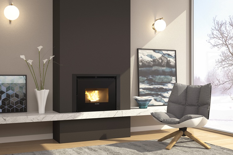 Comfort P70 Plus 5.0 di LaNordica-Extraflame è un camino inserto a pellet con serbatoio 13 kg e braciere in ghisa. La canalizzazione dell’aria, a motore, arriva fino a 8 metri. Potenza e ventilazione sono regolabili. Potenza 10 kW. Classe A+, ambientale 5 stelle. Misura L 67,8 x P 56,5 x H 53 cm. Costa 3.650 euro. www.lanordica-extraflame.com Comfort P70 Plus 5.0 di LaNordica-Extraflame è un camino inserto a pellet con serbatoio 13 kg e braciere in ghisa. La canalizzazione dell’aria, a motore, arriva fino a 8 metri. Potenza e ventilazione sono regolabili. Potenza 10 kW. Classe A+, ambientale 5 stelle. Misura L 67,8 x P 56,5 x H 53 cm. Costa 3.650 euro. www.lanordica-extraflame.com